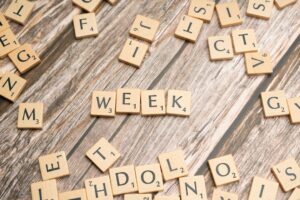 Learners practice Hebrew weekday names beside a handwritten calendar and pronunciation notes.